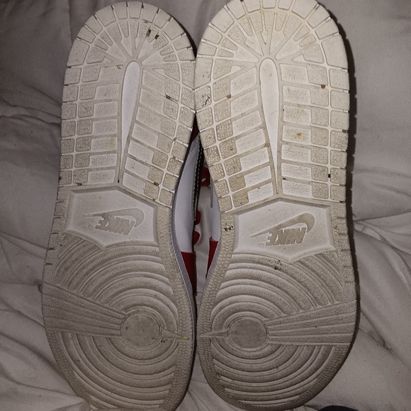 AirJordan 1 retro high, US 6.5Y, Red, White, Silver. - Picture 3 of 5